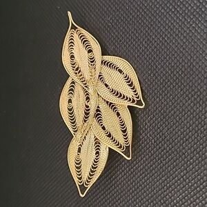 VINTAGE Gold Tone Filigree Leaf Brooch